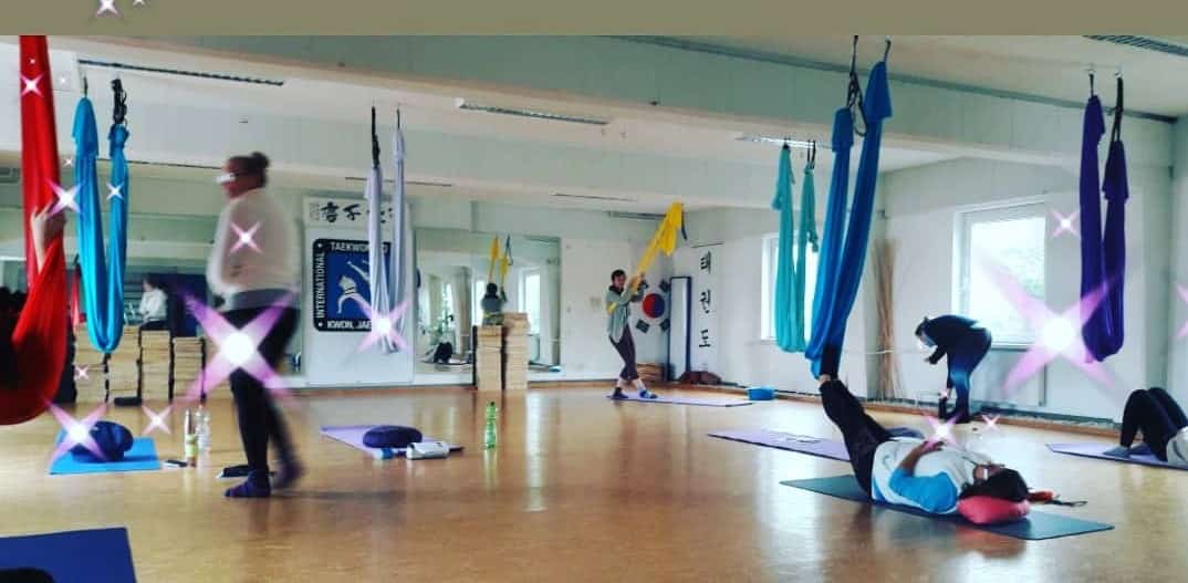 Entspannte Pause in der Aerial Yoga Ausbildung